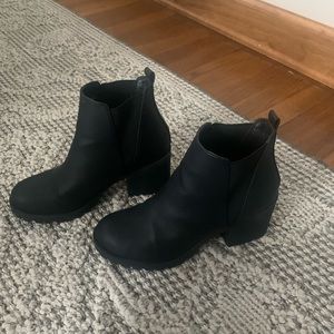 Like new black boots
